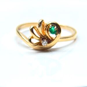 Elegant Gold and Green Women's Ring